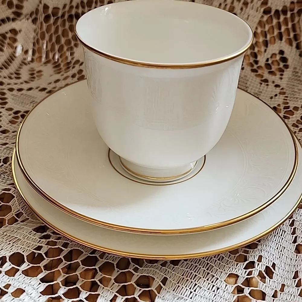 Lenox Bone china 'Hannah' Gold Band Debut Collection